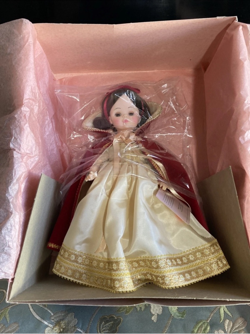 Madame Alexander Doll Snow White Gold Satin Gown with Red Velvet Cape 13” NRFB